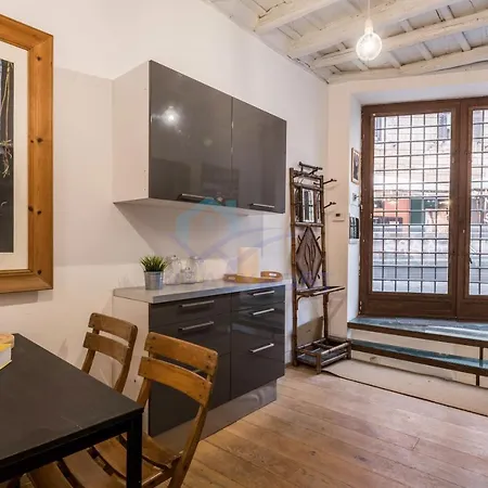 Cozy Entire Close To Piazza Trilussa Апартаменты *