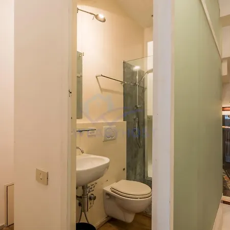 Cozy Entire Close To Piazza Trilussa Апартаменты *