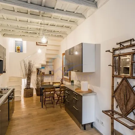 Cozy Entire Close To Piazza Trilussa Апартаменты Рим