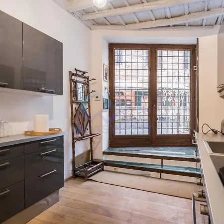 Апартаменты Cozy Entire Close To Piazza Trilussa